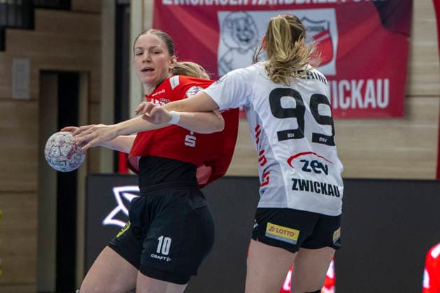 Handball Bundesliga Frauen,HBF, Saison 2025 2026 SV Union Halle Neustadt vs BSV Sachsen Zwickau Halle, Germany February 25, 2026 In the picture from left in the duel Viktoria Marksteiner Halle and Rome Steverink Zwickau Halle Saale SWH Arena Sachsen Anhalt Germany