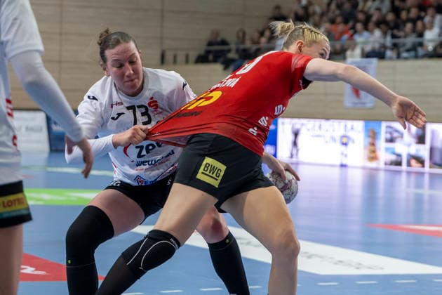 Handball Bundesliga Women,HBF, Season 2025 2026 SV Union Halle Neustadt vs BSV Sachsen Zwickau Halle, Germany February 25, 2026 In the picture from left in duel Zoe Stens Zwickau and Marie Polakova Halle Halle Saale SWH Arena Sachsen Anhalt Germany