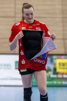 Handball Bundesliga Women,HBF, Season 2025 2026 SV Union Halle Neustadt vs BSV Sachsen Zwickau Halle, Germany February 25, 2026 In the picture Cara Reuthal Halle the jersey is torn in a duel Halle Saale SWH Arena Sachsen Anhalt Germany