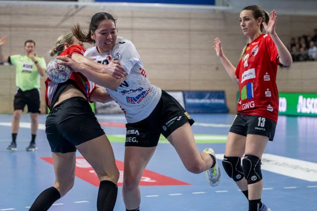 Handball Bundesliga Women,HBF, Season 2025 2026 SV Union Halle Neustadt vs BSV Sachsen Zwickau Halle, Germany February 25, 2026 In the picture from left in duel Lea Gruber Halle , Kaho Nakayama Zwickau and Madeleine Östlund Oestlund Halle Halle Saale SWH Arena Sachsen Anhalt Germany