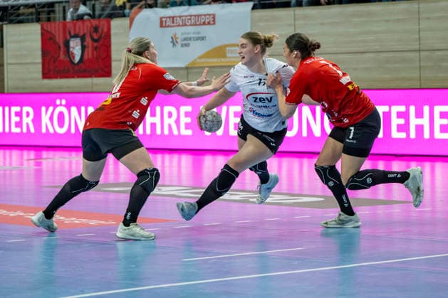 Handball Bundesliga Frauen,HBF, Saison 2025 2026 SV Union Halle Neustadt vs BSV Sachsen Zwickau Halle, Germany February 25, 2026 In the picture from left in the duel Viktoria Marksteiner Halle , Charlotte Kähr Kaehr Zwickau and Lynn Molenaar Halle Halle Saale SWH Arena Sachsen Anhalt Germany