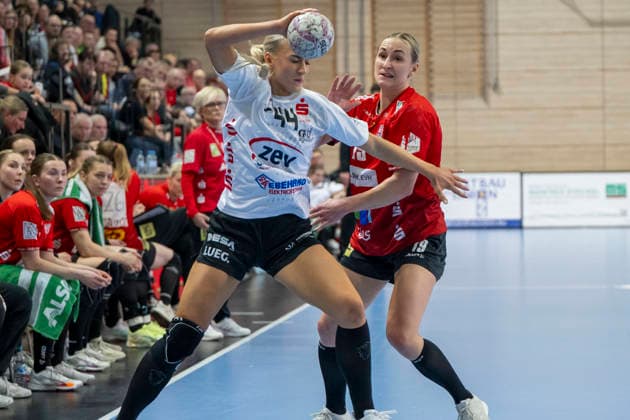 Handball Bundesliga Women,HBF, Season 2025 2026 SV Union Halle Neustadt vs BSV Sachsen Zwickau Halle, Germany February 25, 2026 In the picture from left in duel Julia Niewiadomska Zwickau and Lea Gruber Halle Halle Saale SWH Arena Sachsen Anhalt Germany