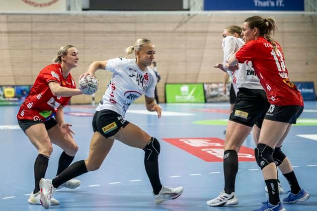 Handball Bundesliga Women,HBF, Season 2025 2026 SV Union Halle Neustadt vs BSV Sachsen Zwickau Halle, Germany February 25, 2026 In the picture from left Lea Gruber Halle , Julia Niewiadomska Zwickau , Laura Szabo Zwickau and Madeleine Östlund Oestlund Halle Halle Saale SWH Arena Sachsen Anhalt Germany