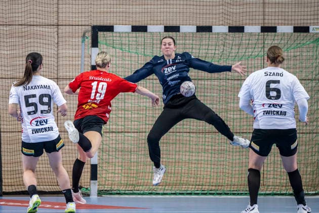Handball Bundesliga Women,HBF, Season 2025 2026 SV Union Halle Neustadt vs BSV Sachsen Zwickau Halle, Germany February 25, 2026 In the picture from left Kaho Nakayama Zwickau , Lea Gruber Halle , Lilly Janssen Zwickau and Laura Szabo Zwickau Halle Saale SWH Arena Sachsen Anhalt Germany