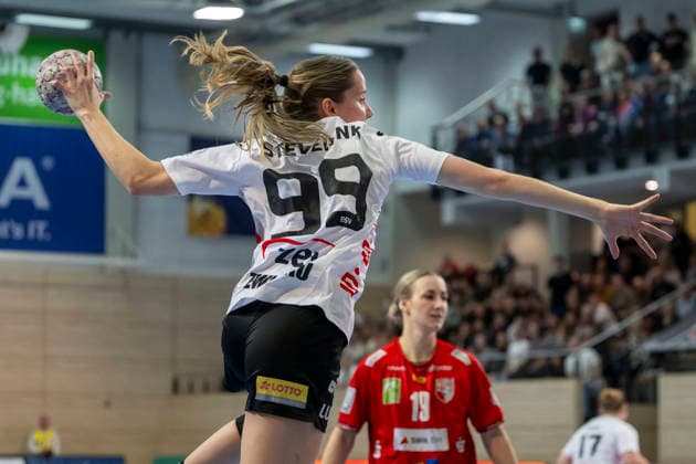 Handball Bundesliga Women,HBF, Season 2025 2026 SV Union Halle Neustadt vs BSV Sachsen Zwickau Halle, Germany February 25, 2026 In the picture Rome Steverink Zwickau with ball, Halle Saale SWH Arena Sachsen Anhalt Germany