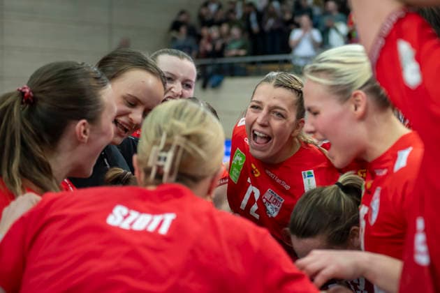 Handball Bundesliga Women,HBF, Season 2025 2026 SV Union Halle Neustadt vs BSV Sachsen Zwickau Halle, Germany February 25, 2026 In the picture final cheer, final jubilation, emotion, joy, Halle Saale SWH Arena Sachsen Anhalt Germany