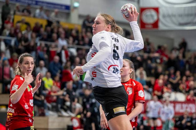 Handball Bundesliga Women,HBF, Season 2025 2026 SV Union Halle Neustadt vs BSV Sachsen Zwickau Halle, Germany February 25, 2026 In the picture from left Madeleine Östlund Oestlund Halle and Laura Szabo Zwickau Halle Saale SWH Arena Sachsen Anhalt Germany
