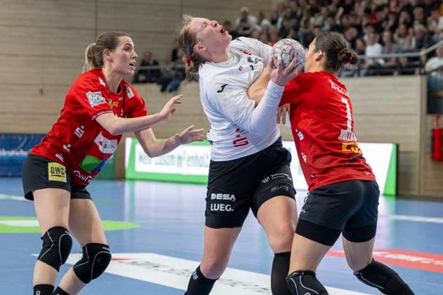 Handball Bundesliga Frauen,HBF, Saison 2025 2026 SV Union Halle Neustadt vs BSV Sachsen Zwickau Halle, Germany February 25, 2026 In the picture from left in the duel Madeleine Östlund Oestlund Halle , Laura Szabo Zwickau and Lynn Molenaar Halle Halle Saale SWH Arena Sachsen Anhalt Germany