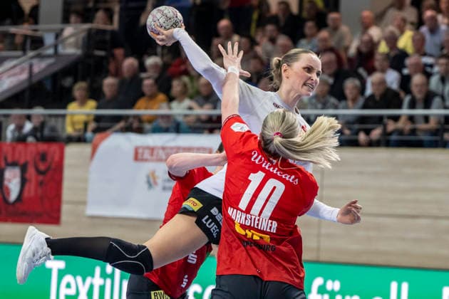 Handball Bundesliga Frauen,HBF, Saison 2025 2026 SV Union Halle Neustadt vs BSV Sachsen Zwickau Halle, Germany February 25, 2026 In the picture from left in the duel Silja Broens Petersen Zwickau and Viktoria Marksteiner Halle Halle Saale SWH Arena Sachsen Anhalt Germany