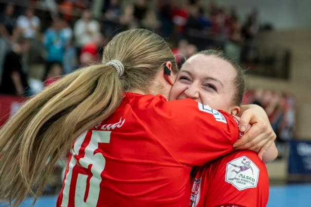 Handball Bundesliga Women,HBF, Season 2025 2026 SV Union Halle Neustadt vs BSV Sachsen Zwickau Halle, Germany February 25, 2026 In the picture final cheer, final jubilation, emotion, joy, Halle Saale SWH Arena Sachsen Anhalt Germany