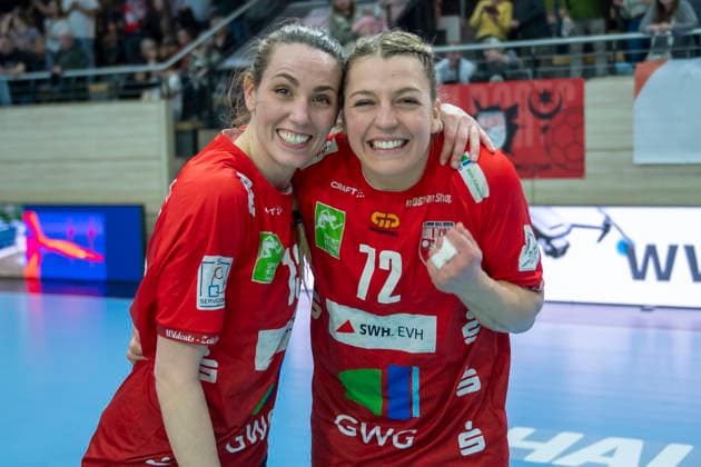 Handball Bundesliga Frauen,HBF, Saison 2025 2026 SV Union Halle Neustadt vs BSV Sachsen Zwickau Halle, Germany February 25, 2026 In the picture from left Madeleine Östlund Oestlund Halle and Ilona Kieffer Halle Final cheer, final cheer, emotion, joy, Halle Saale SWH Arena Sachsen Anhalt Germany