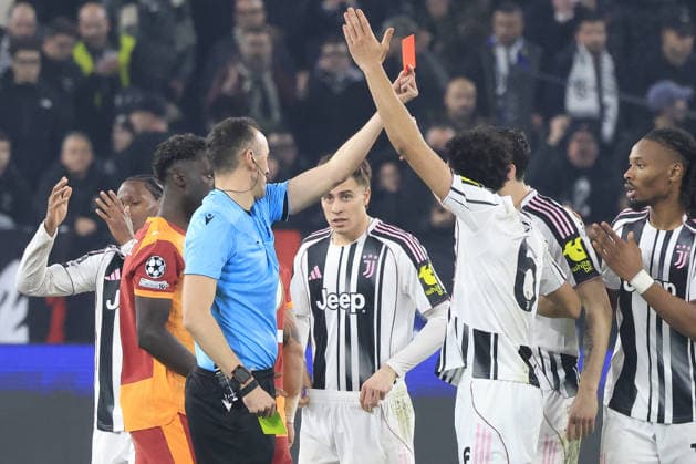 Juventus v Galatasaray - UEFA Champions League TURIN, ITALY - FEBRUARY 25: Referee Joao Pinheiro (3rd L) gives a red card to Lloyd Kelly (3rd R), of Juventus, during the UEFA Champions League round of 16 play-off second leg match between Juventus and Galatasaray at the Juventus Stadium in Turin, Italy, on February 25, 2026. Riccardo De Luca Anadolu Turin Italy. Editorial use only. Please get in touch for any other usage.  Copyright: x2026xAnadoluxRiccardoxDexLucax