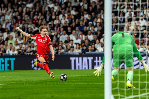 FBL Uefa Champions League 2025 26 Real Madrid SL Benfica Andreas Schjelderup of Benfica passes the ball during the UEFA Champions League 2025 26 League Play off Second Leg match between Real Madrid and Sport Lisboa e Benfica on Wednesday 25 February 2026 in Madrid, Spain Copyright: HMBxMedia CarlosxSilva