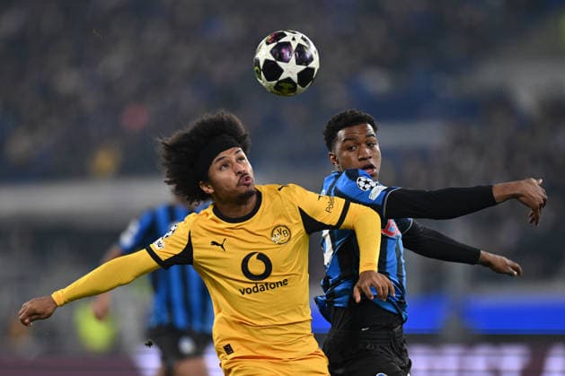 Karim Adeyemi of Borussia Dortmund and Isak Hien of Atalanta B.C. are in action during the UEFA Champions League 2025 26 League Knockout Play-off Second Leg match between Atalanta B.C. v Borussia Dortmund at the Bergamo Stadium on February 25, 2026 in Bergamo, Italy.  Copyright: xDomenicoxCippitelli IPAxSportx xipa-agency.netx xx IPA_72033055 IPA_Agency_IPA72033055