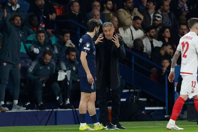 February 25, 2026, Paris, Paris, France: Khvicha KVARATSKHELIA of Paris Saint Germain and Luis ENRIQUE Head Coach of Paris Saint Germain during the match of UEFA Champions League between Paris Saint Germain and As Monaco at Parc des Princes Stadium - on February 25 2026 Paris - France Paris France - ZUMAb253 20260225_zsp_b253_028 Copyright: xLoicxBaratouxx
