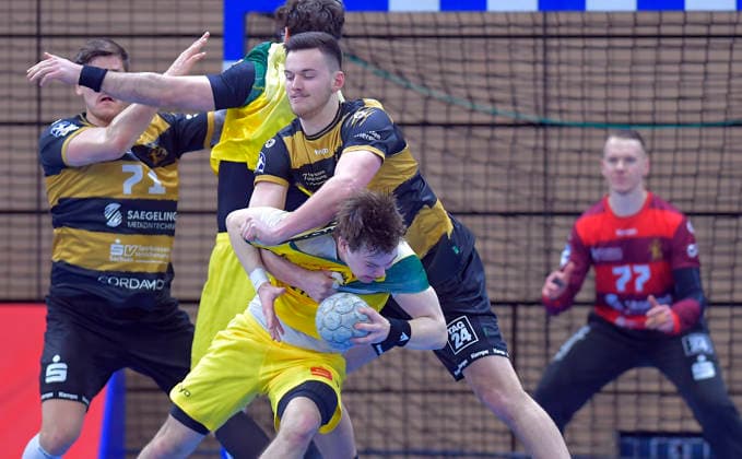 25 02 2026, Dresdens Lauro Pichiri makes a strong grab at Hagens Josip Jukic, Handball, 2 Bundesliga, HC Elbflorenz Dresden VfL Eintracht Hagen, c Dresden