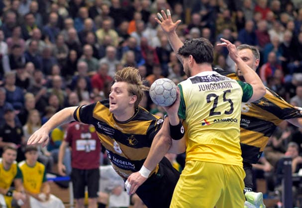 25 02 2026, Dresdens Viktor Petersen Norberg in the pincers of former Dresden player Philip Jungemann, Handball, 2 Bundesliga, HC Elbflorenz Dresden VfL Eintracht Hagen, c Dresden