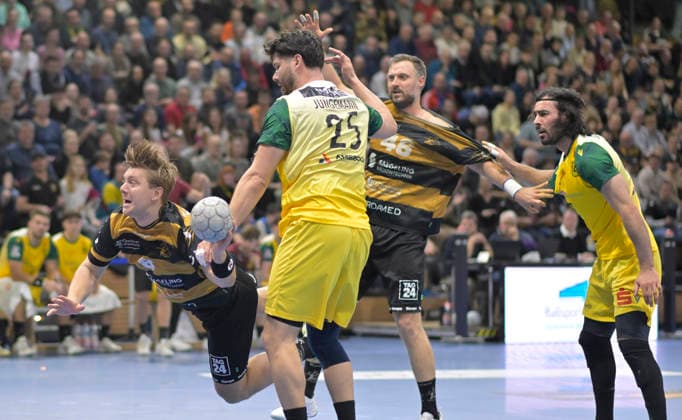 25 02 2026, Dresdens Viktor Petersen Norberg in the pincers of former Dresden player Philip Jungemann, Handball, 2 Bundesliga, HC Elbflorenz Dresden VfL Eintracht Hagen, c Dresden