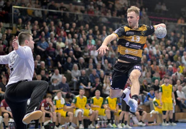 25 02 2026, Dresdens Anton Preußner overcomes Hagens Pascal Bochmann, Handball, 2 Bundesliga, HC Elbflorenz Dresden VfL Eintracht Hagen, c Dresden