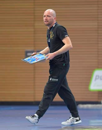 25 02 2026, Dresden coach André Haber with tactics board, Handball, 2 Bundesliga, HC Elbflorenz Dresden VfL Eintracht Hagen, c Dresden