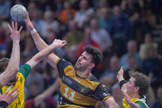 25 02 2026, Dresdens Doruk Pehlivan throws under pressure, Handball, 2 Bundesliga, HC Elbflorenz Dresden VfL Eintracht Hagen, c Dresden