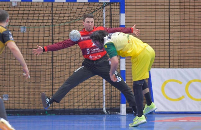 25 02 2026, Dresden goalkeeper Marino Mallwitz stops a throw by Hagens Pouya Norouzinezhad, Handball, 2 Bundesliga, HC Elbflorenz Dresden VfL Eintracht Hagen, c Dresden