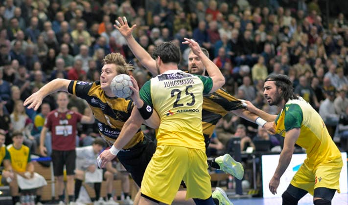 25 02 2026, Dresdens Viktor Petersen Norberg in the pincers of former Dresden player Philip Jungemann, Handball, 2 Bundesliga, HC Elbflorenz Dresden VfL Eintracht Hagen, c Dresden
