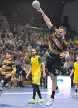 25 02 2026, Dresdens Jonas Thümmler throws, Handball, 2 Bundesliga, HC Elbflorenz Dresden VfL Eintracht Hagen, c Dresden