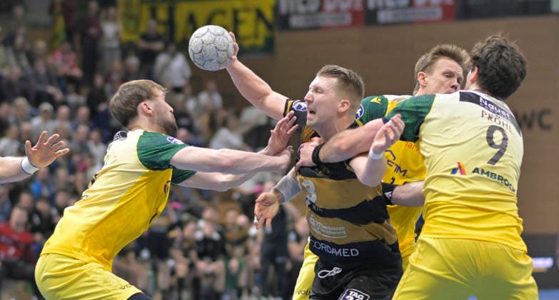25 02 2026, Dresdens Ivar Stavast in the Hagen tongs, Handball, 2 Bundesliga, HC Elbflorenz Dresden VfL Eintracht Hagen, c Dresden