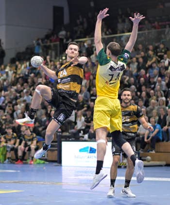 25 02 2026, Dresdens Lauro Pichiri throws, on the right Hagens Josip Jukic, Handball, 2 Bundesliga, HC Elbflorenz Dresden VfL Eintracht Hagen, c Dresden