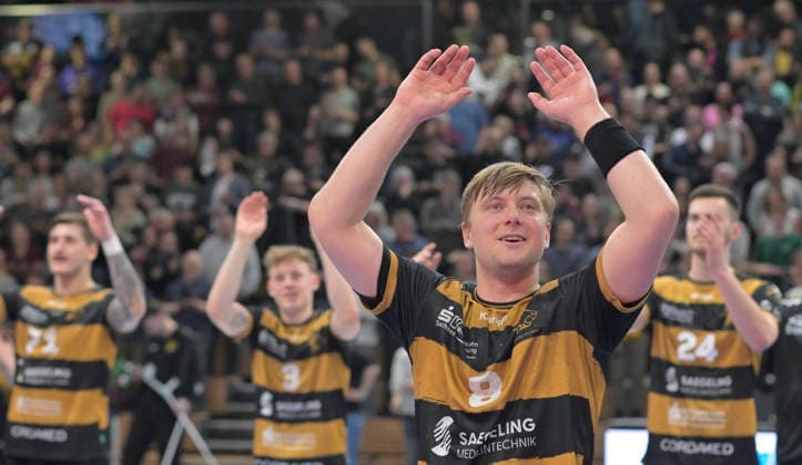 25 02 2026, Dresden victory celebrations, Dresdens Viktor Petersen Norberg in front, Handball, 2 Bundesliga, HC Elbflorenz Dresden VfL Eintracht Hagen, c Dresden