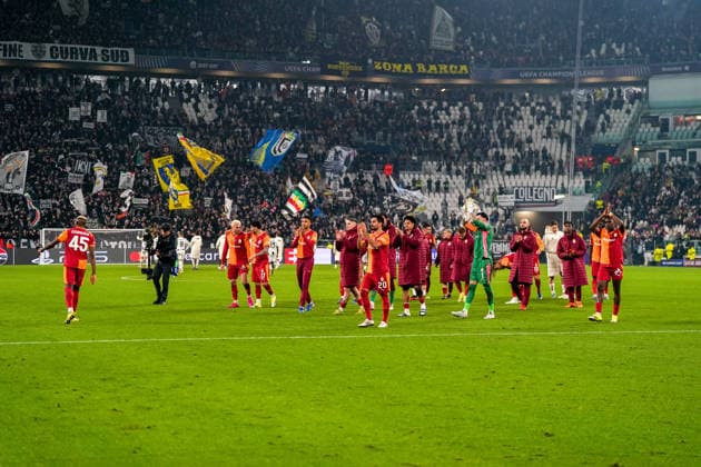 Juventus v Galatasaray - UEFA Champions League TURIN, ITALY, FEBRUARY 25: Galatasaray players greet fans at the end of the UEFA Champions League round of 16 play-off second leg match between Juventus and Galatasaray at the Juventus Stadium in Turin, Italy, on February 25, 2026. Mine Kasapoglu Anadolu Turin Italy. Editorial use only. Please get in touch for any other usage.  Copyright: x2026xAnadoluxMinexKasapoglux