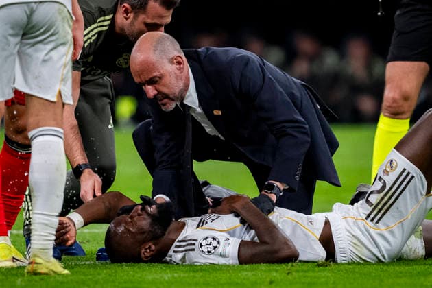 Real Madrid CF v SL Benfica - UEFA Champions League 2025 26 League Knockout Play-off Second Leg Antonio Rudiger of Real Madrid is seen injured on the ground during the UEFA Champions League 2025 26 League Knockout Play-off Second Leg match between Real Madrid C.F. and SL Benfica at Estadio Santiago Bernabeu on February 25, 2026 in Madrid, Spain. Madrid Estadio Santiago Bernabeu Madrid Spain Copyright: xAlbertoxGardinx AGardin_20260225_Foot_Champ_Rea_Mad_Ben_0937