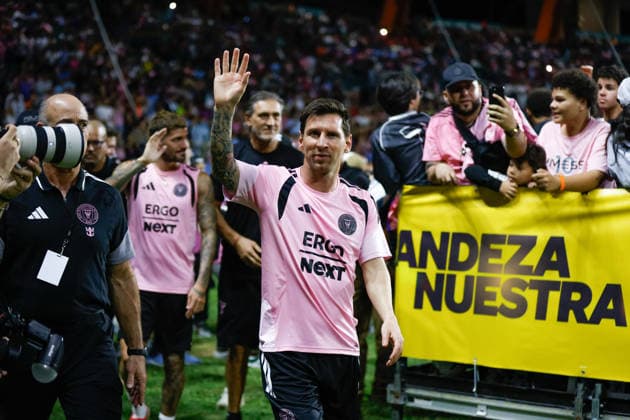 Inter Miami CF vs Independiente del Valle Open Practice Bayamon, Puerto Rico - February 25, 2026: Lionel Messi (10) of Inter Miami CF waves during the open practice by Inter Miami CF at Estadio Juan Ramon Loubriel. Photo By Dennis Rojas Di Sports Photo Agency Bayamon Estadio Juan Ramon Loubriel Puerto Rico Puerto Rico Copyright: xDennisxRojasx