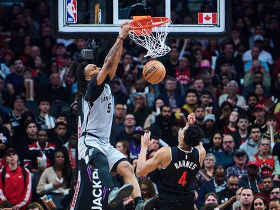 February 25, 2026, Toronto, On, Canada: San Antonio Spurs Stephon Castle (5) dunks on Toronto Raptors Scottie Barnes (4) during first half NBA, Basketball Herren, USA basketball action in Toronto, on Wednesday, Feb. 25, 2026. Canada News - February 25, 2026 - ZUMAc35_ 20260225_zaf_c35_093 Copyright: xSammyxKoganx