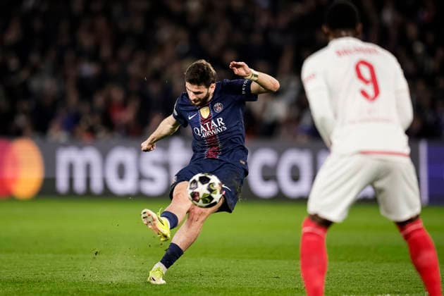 Paris, France February 25 Khvicha Kvaratskhelia of Paris Saint Germain L attempts a kick while being defended by Folarin Balogun of Monaco R during the UEFA Champions League 2025 26 League Knockout Play off Second Leg match between Paris Saint Germain and AS Monaco at Parc des Princes on February 25, 2026 in Paris, France Photo by Antonio Borga Eurasia Sport Images Paris Parc des Princes France Copyright: x x2026xEurasiaxSportxImagesx jp-en-EuSpIm-AB6_PSG_Monaco_25Feb2026_PR185
