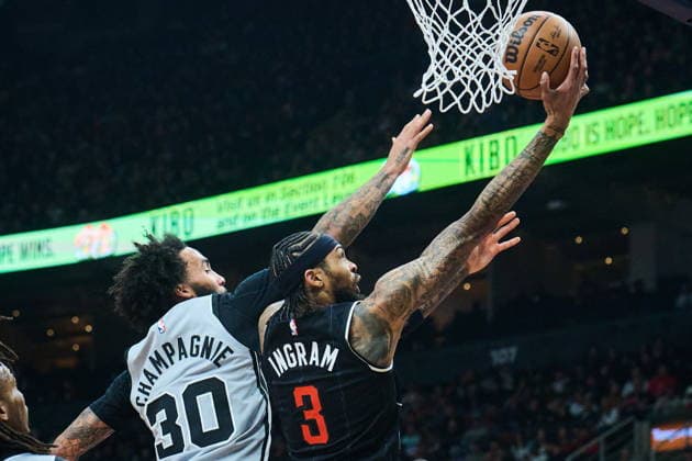 February 25, 2026, Toronto, On, Canada: Toronto Raptors Brandon Ingram (3) drives to the net past San Antonio Spurs Julian Champagnie (30) during first half NBA, Basketball Herren, USA basketball action in Toronto, on Wednesday, Feb. 25, 2026. Canada News - February 25, 2026 - ZUMAc35_ 20260225_zaf_c35_098 Copyright: xSammyxKoganx