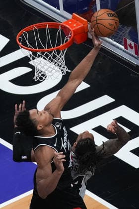San Antonio Spurs vs Toronto Raptors TORONTO, CANADA - FEBRUARY 25 : Scottie Barnes (4) of Toronto Raptors in action against Devin Vassell (24) of San Antonio Spurs during the NBA, Basketball Herren, USA basketball game between San Antonio Spurs and Toronto Raptors at the Scotiabank Arena on February 25, 2026 in Toronto, Ontario, Canada. Mert Alper Dervis Anadolu Toronto Canada. Editorial use only. Please get in touch for any other usage.  Copyright: x2026xAnadoluxMertxAlperxDervisx