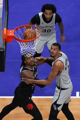 San Antonio Spurs vs Toronto Raptors TORONTO, CANADA - FEBRUARY 25 : Collin Murray-Boyles (12) of Toronto Raptors in action against Victor Wembanyama (1) San Antonio Spurs during the NBA, Basketball Herren, USA basketball game between San Antonio Spurs and Toronto Raptors at the Scotiabank Arena on February 25, 2026 in Toronto, Ontario, Canada. Mert Alper Dervis Anadolu Toronto Canada. Editorial use only. Please get in touch for any other usage.  Copyright: x2026xAnadoluxMertxAlperxDervisx