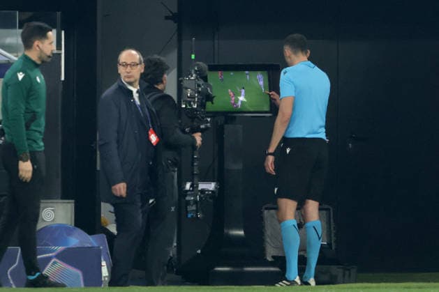 JOAO PINHEIRO, Arbitro, Referee, Champions League, 2025-26, Juventus vs Galatasaray 3-2, 25-02-2026, Azione, Action, Controllo al VAR, Control CHAMPIONS LEAGUE 2025-26 JUVENTUS-GALATASARAY 3-2