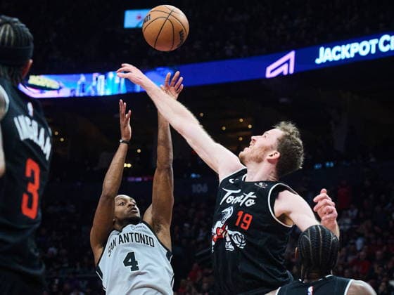 February 25, 2026, Toronto, On, Canada: San Antonio Spurs De Aaron Fox (4) shoots past Toronto Raptors Jakob Poeltl (19) during second half NBA, Basketball Herren, USA basketball action in Toronto, on Wednesday, Feb. 25, 2026. Canada News - February 25, 2026 - ZUMAc35_ 20260225_zaf_c35_104 Copyright: xSammyxKoganx