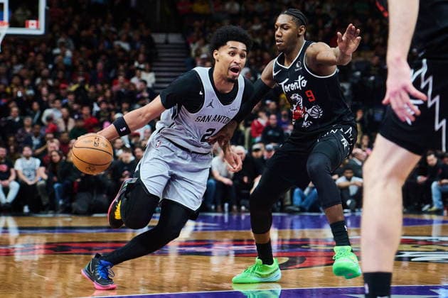 February 25, 2026, Toronto, On, Canada: San Antonio Spurs Dylan Harper (2) drives past Toronto Raptors RJ Barrett (9) during second half NBA, Basketball Herren, USA basketball action in Toronto, on Wednesday, Feb. 25, 2026. Canada News - February 25, 2026 - ZUMAc35_ 20260225_zaf_c35_106 Copyright: xSammyxKoganx