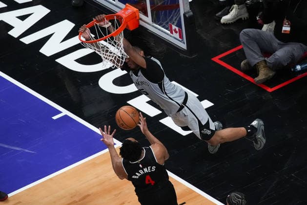 San Antonio Spurs vs Toronto Raptors TORONTO, CANADA - FEBRUARY 25 : Stephon Castle (5) of San Antonio Spurs dunks the ball during the NBA, Basketball Herren, USA basketball game between San Antonio Spurs and Toronto Raptors at the Scotiabank Arena on February 25, 2026 in Toronto, Ontario, Canada. Mert Alper Dervis Anadolu Toronto Canada. Editorial use only. Please get in touch for any other usage.  Copyright: x2026xAnadoluxMertxAlperxDervisx
