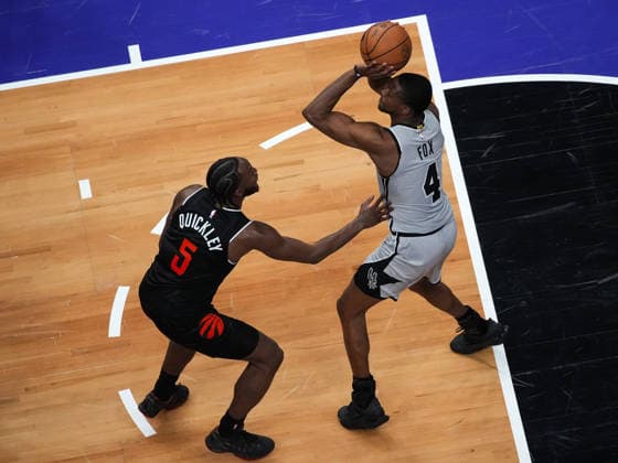 San Antonio Spurs vs Toronto Raptors TORONTO, CANADA - FEBRUARY 25 : De Aaron Fox (4) of San Antonio Spurs in action during the NBA, Basketball Herren, USA basketball game between San Antonio Spurs and Toronto Raptors at the Scotiabank Arena on February 25, 2026 in Toronto, Ontario, Canada. Mert Alper Dervis Anadolu Toronto Canada. Editorial use only. Please get in touch for any other usage.  Copyright: x2026xAnadoluxMertxAlperxDervisx