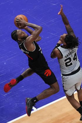 San Antonio Spurs vs Toronto Raptors TORONTO, CANADA - FEBRUARY 25 : Immanuel Quickley (5) of Toronto Raptors in action against Devin Vassell (24) of San Antonio Spurs during the NBA, Basketball Herren, USA basketball game between San Antonio Spurs and Toronto Raptors at the Scotiabank Arena on February 25, 2026 in Toronto, Ontario, Canada. Mert Alper Dervis Anadolu Toronto Canada. Editorial use only. Please get in touch for any other usage.  Copyright: x2026xAnadoluxMertxAlperxDervisx