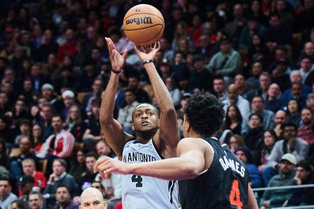 February 25, 2026, Toronto, On, Canada: San Antonio Spurs De Aaron Fox (left) lines up a shot over Toronto Raptors Scottie Barnes (4) during second half NBA, Basketball Herren, USA basketball action in Toronto, on Wednesday, Feb. 25, 2026. Canada News - February 25, 2026 - ZUMAc35_ 20260225_zaf_c35_108 Copyright: xSammyxKoganx