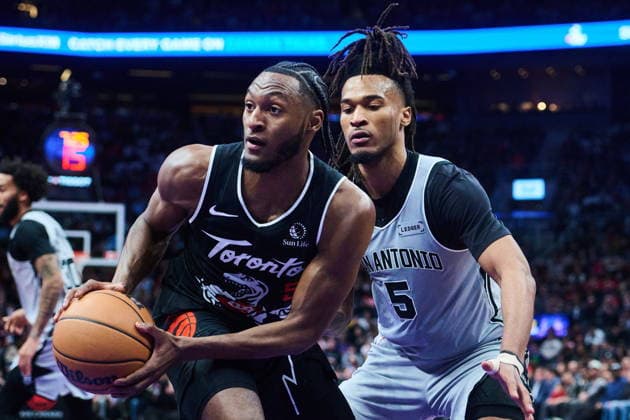 February 25, 2026, Toronto, On, Canada: Toronto Raptors Immanuel Quickley (5) drives past San Antonio Spurs Stephon Castle (5) during first half NBA, Basketball Herren, USA basketball action in Toronto, on Wednesday, Feb. 25, 2026. Canada News - February 25, 2026 - ZUMAc35_ 20260225_zaf_c35_119 Copyright: xSammyxKoganx
