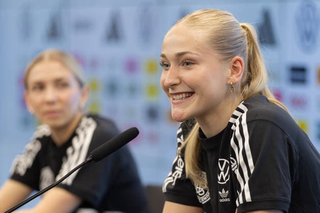Training and press conference German national womens soccer team Camilla Küver VfL Wolfsburg , left in the background Elisa Senß Eintracht Frankfurt Training and press conference of the womens national team before the World Cup qualifiers against Slovenia and Norway on February 25, 2026 in Frankfurt am Main, Frankfurt am Main Hesse Germany DFB Campus