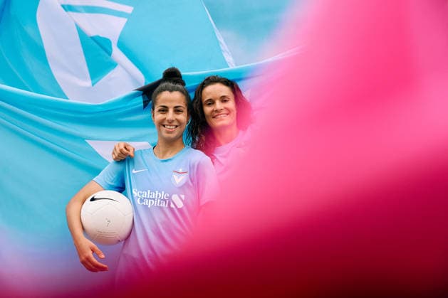 Sarah Abu Sabbah Laura Casanovas FC Viktoria Berlin Sarah Abu Sabbah Laura Casanovas of FC Viktoria Berlin, The in the 2 Women Bundesliga play, the pose with a Nike Ball, surrounded from Flags Copyright: xJosuaxPiorrxJosuaxPiorrx