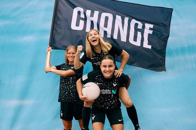 Margarita Gidion, Leyila Aydin Sarah Klotz FC Viktoria Berlin the cheer Margarita Gidion, Leyila Aydin Sarah Klotz of FC Viktoria Berlin, The in the 2 Women Bundesliga play, the cheer with a Flag on the Change is Copyright: xJosuaxPiorrxJosuaxPiorrx